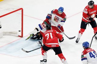 MS hokej | Kořenář opět chyběl na rozbruslení, jeho start ve čtvrtfinále je zahalen mlhou - Sport.cz